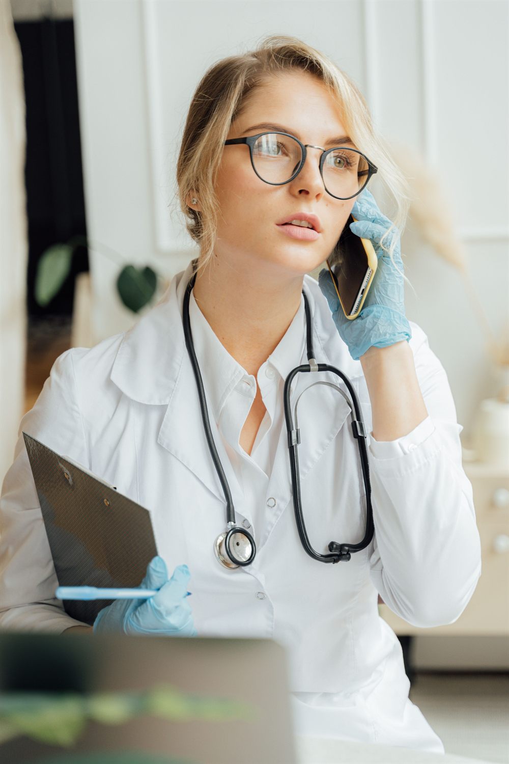 Pharmacienne diplômée conseillant un client par téléphone